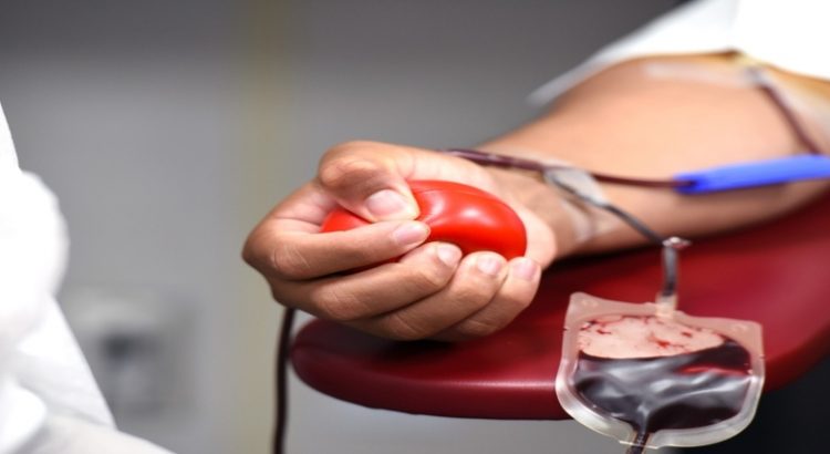 Unidad móvil para buscar donadores de sangre en Baja California