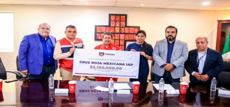 Alcaldesa Montserrat Caballero entrega donativo a la Cruz Roja de Tijuana