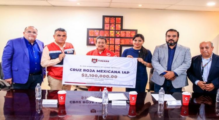 Alcaldesa Montserrat Caballero entrega donativo a la Cruz Roja de Tijuana
