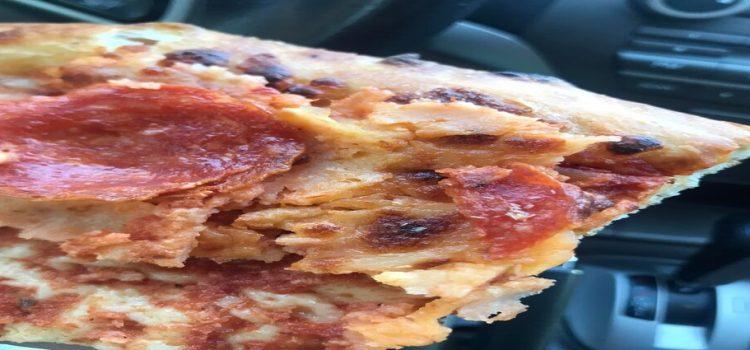 Encuentran gusanos en la pizza de Costco