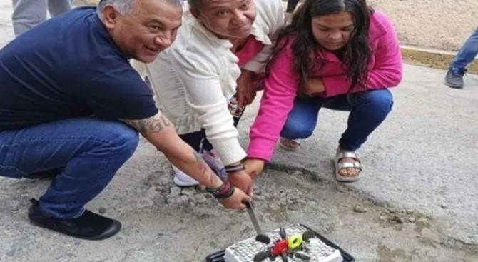 Con pastel le celebran su “cumple” a un bache