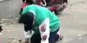 Arrodillado por 21 horas, pidió perdón a su ex
