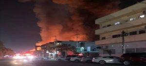 Mueblería abandonada termina consumida por un incendio
