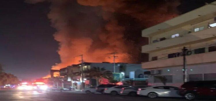 Mueblería abandonada termina consumida por un incendio