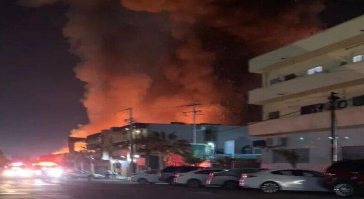 Mueblería abandonada termina consumida por un incendio