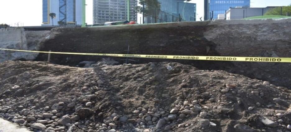 Una persona queda atrapada en el colapso de una construcción