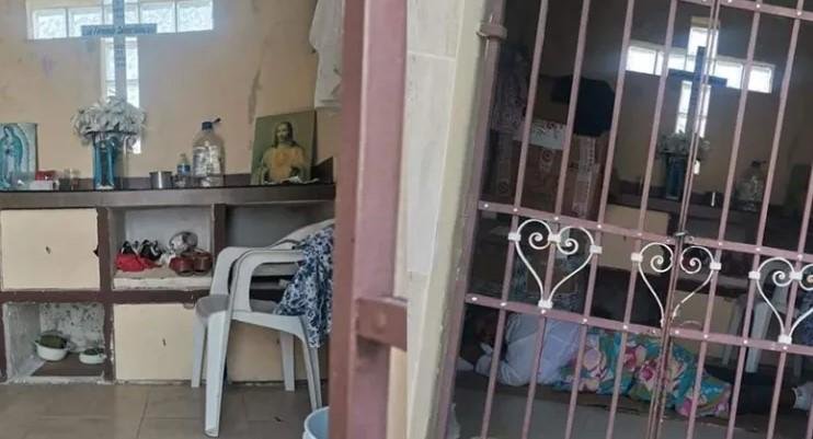 Encontró a una pareja viviendo en el mausoleo familiar