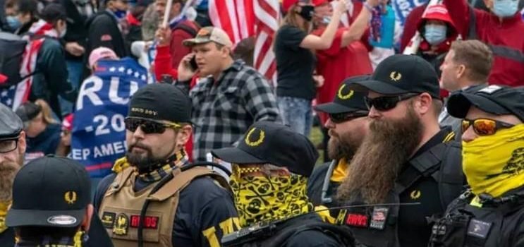 Condenan por sedición a 4 “Proud Boys”