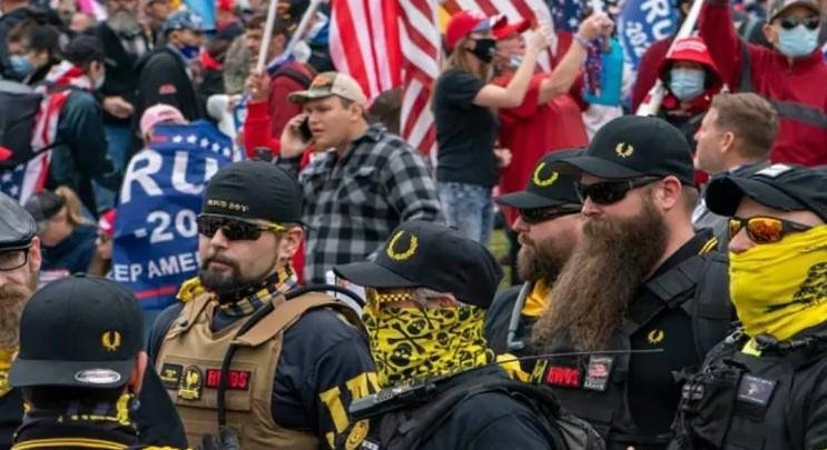 Condenan por sedición a 4 “Proud Boys”