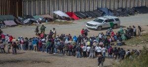 La frontera de Tijuana-San Diego saturada por migrantes