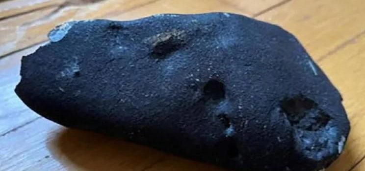 Cayó meteorito en el dormitorio de su casa Cayó meteorito en el dormitorio de su casa
