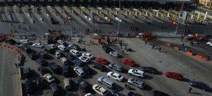 Taxistas de diferentes agrupaciones obstruyeron la garita de Tijuana
