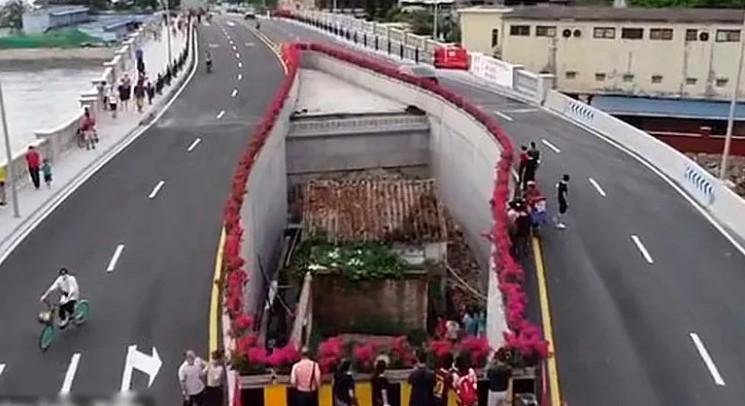 Construyeron una autopista alrededor de su casa