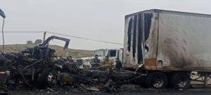 Tráiler termina en llamas en la carretera libre Tijuana-Rosarito