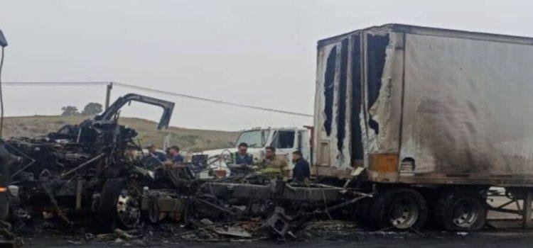 Tráiler termina en llamas en la carretera libre Tijuana-Rosarito Tráiler termina en llamas en la carretera libre Tijuana-Rosarito