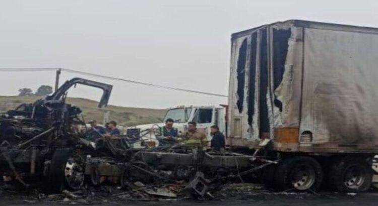 Tráiler termina en llamas en la carretera libre Tijuana-Rosarito