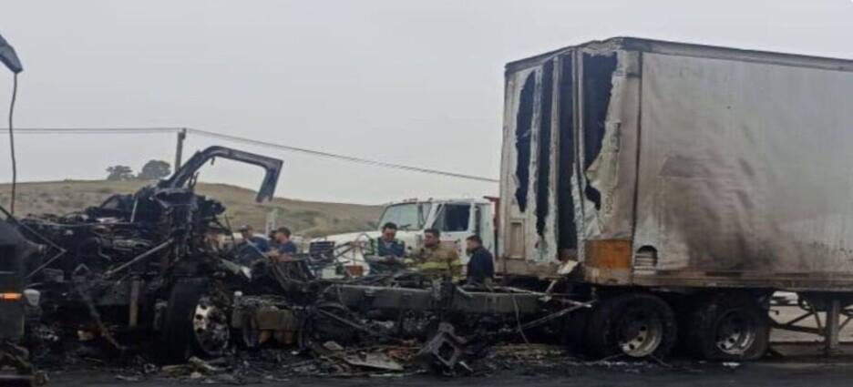 Tráiler termina en llamas en la carretera libre Tijuana-Rosarito