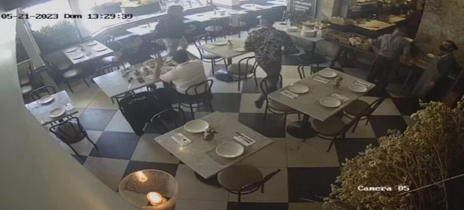 Sujetos armados asaltaron a los comensales del restaurante Caffe Saverios