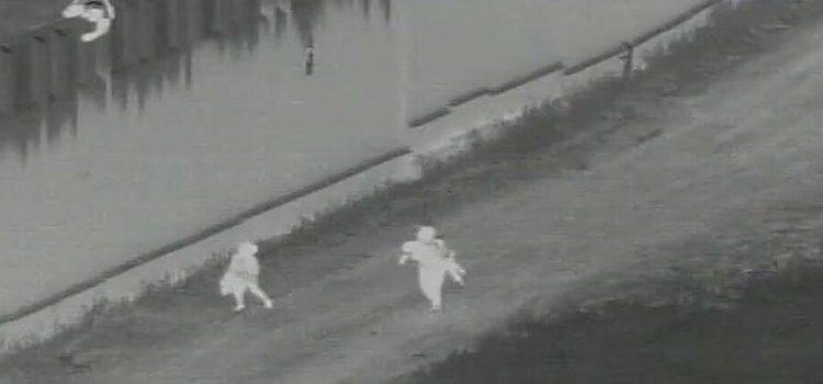 Padres arrojaron a su hijo desde el muro fronterizo