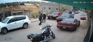 Automovilista latiguea a oficial por multarlo