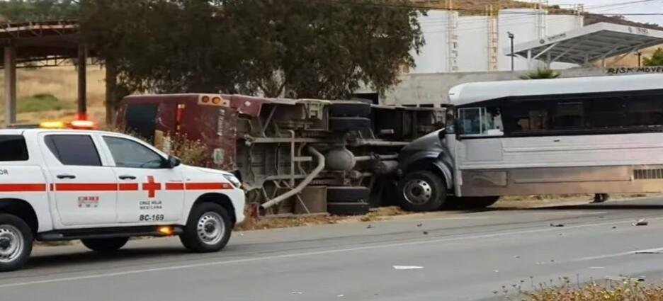 Accidente en la carretera libre Tijuana - Tecate dejo 36 personas lesionadas