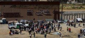 Autoridades reubican a migrantes de la garita de San Ysidro
