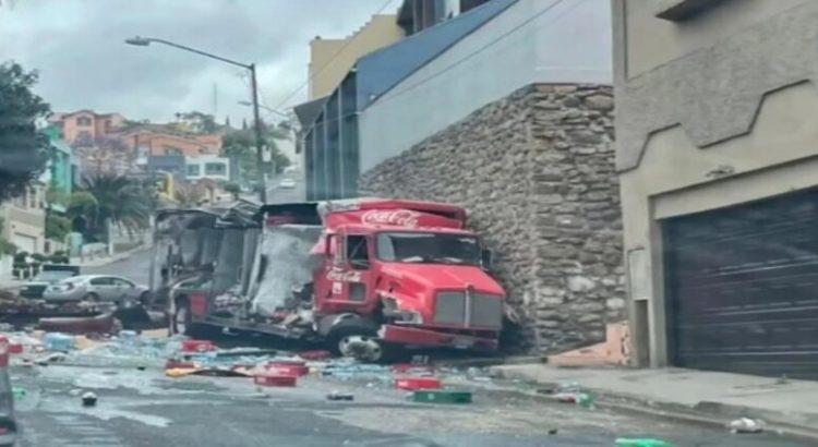 Camión de empresa de refrescos se impactó contra una vivienda