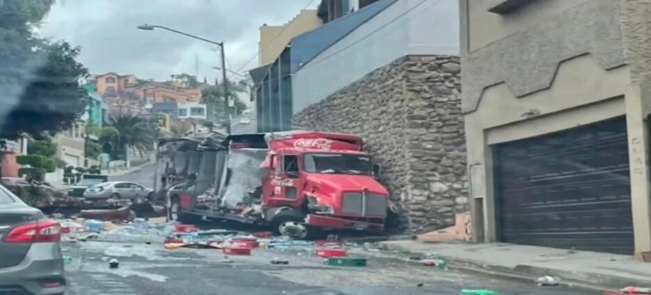 Camión de empresa de refrescos se impactó contra una vivienda
