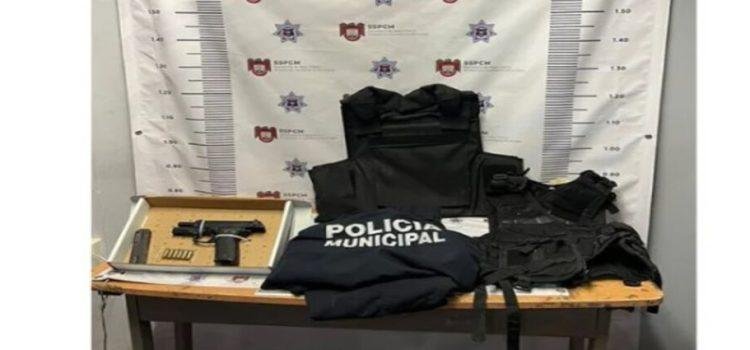 Detienen a adolescente con arma y uniformes policiales