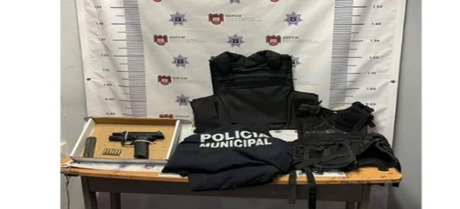 Detienen a adolescente con arma y uniformes policiales