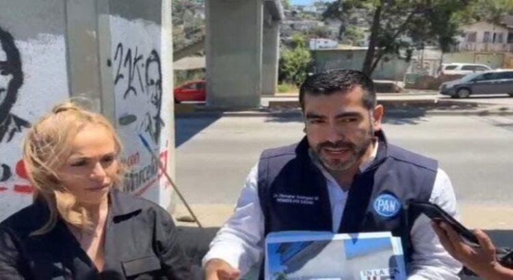 El PAN en Tijuana borra propaganda de Ebrard