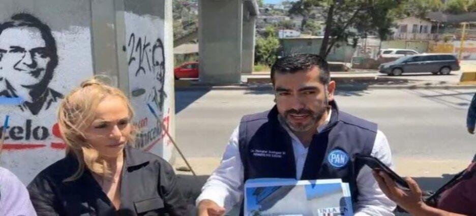 El PAN en Tijuana borra propaganda de Ebrard