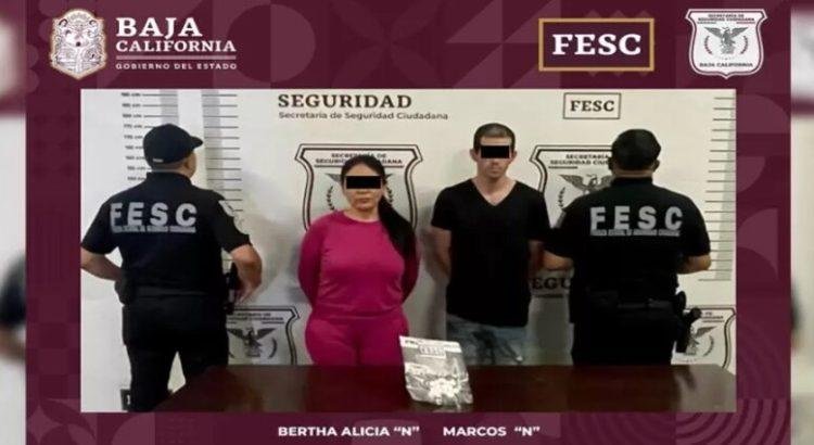 Detienen a un hombre y una mujer por posesión de aparente metanfetamina