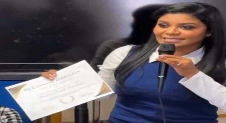 Monserrat Caballero da incómodo discurso de paternidad a niños de primaria