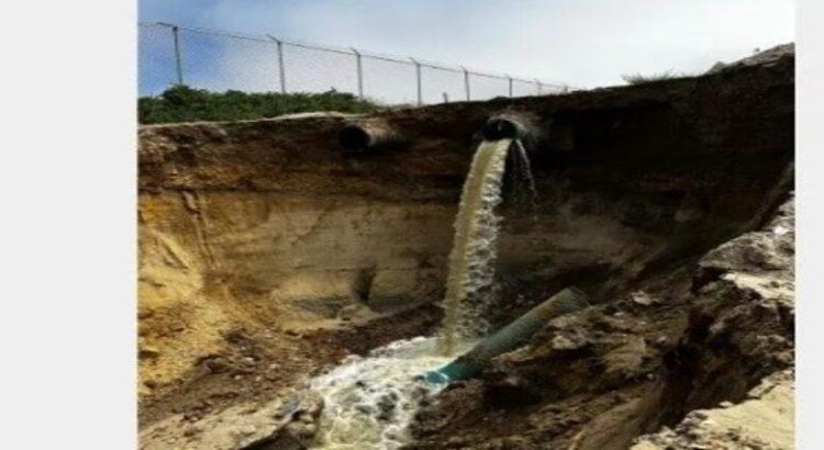 Vecinos de la colonia La Perla de Playas de Tijuana denuncian fuga de drenaje