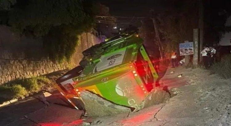 Enorme socavón se tragó un camión recolector en el Cañón del Sáinz