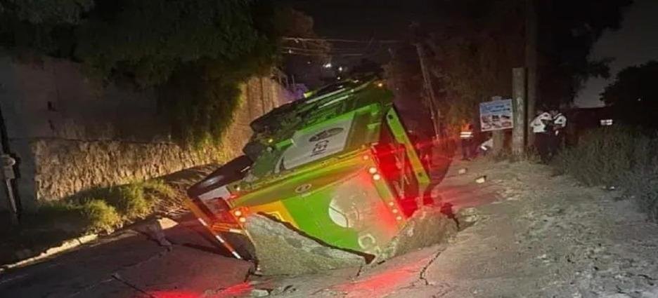 Enorme socavón se tragó un camión recolector en el Cañón del Sáinz