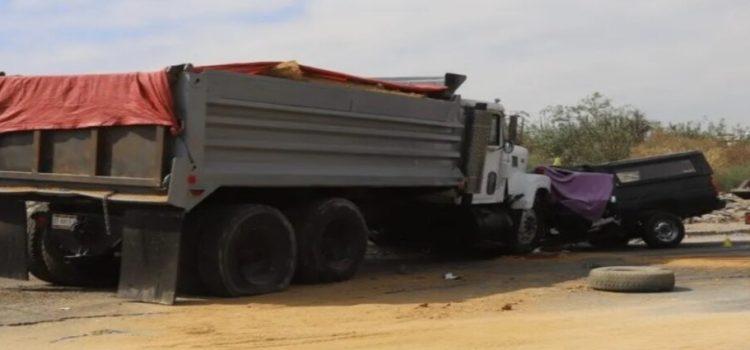 Conductor de una pick-up perdió la vida tras quedar prensado