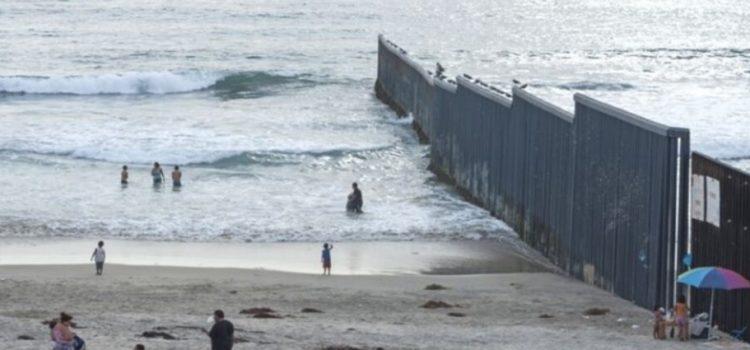 Rescatan a migrantes en Playas de Tijuana