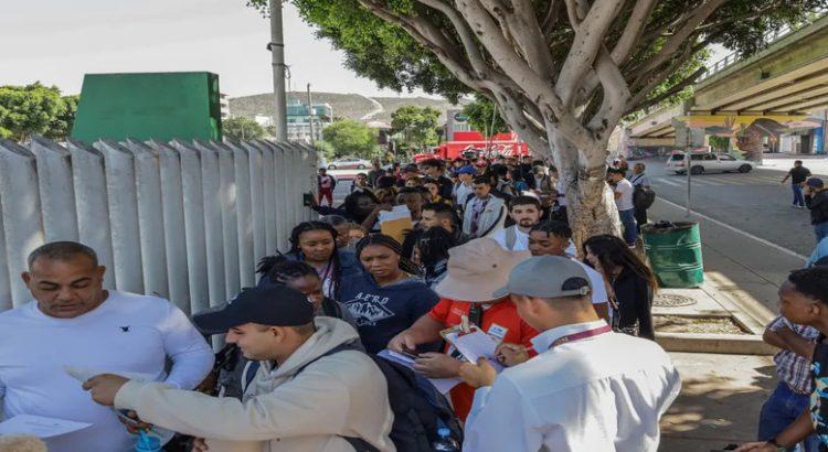 Activistas aseguran que el cierre de garita en Tijuana estigmatiza a los migrantes