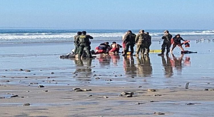 Salvan de ahogarse a 9 migrantes en Playas de Tijuana