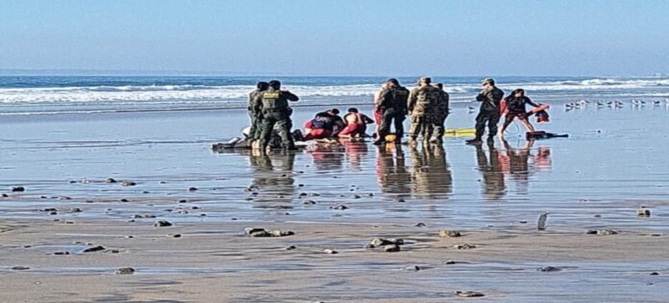 Salvan de ahogarse a 9 migrantes en playas de Tijuana