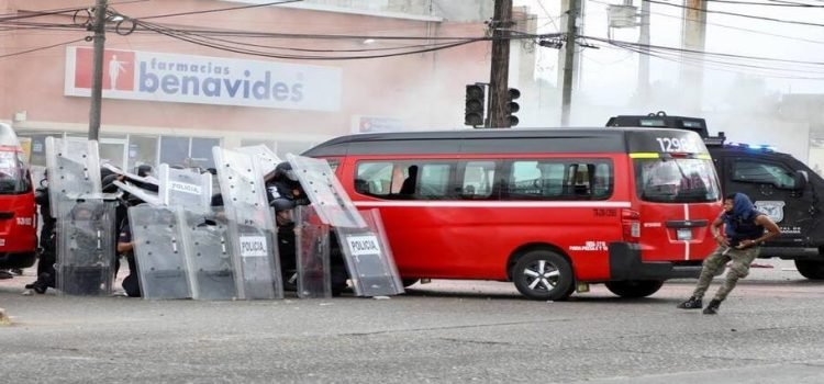 Taxistas se enfrentan a oficiales de Tijuana