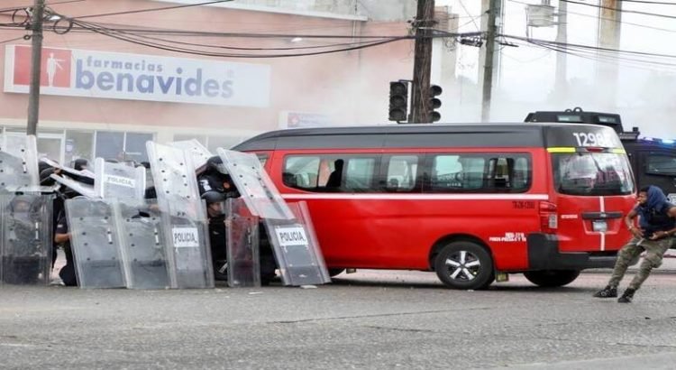 Taxistas se enfrentan a oficiales de Tijuana