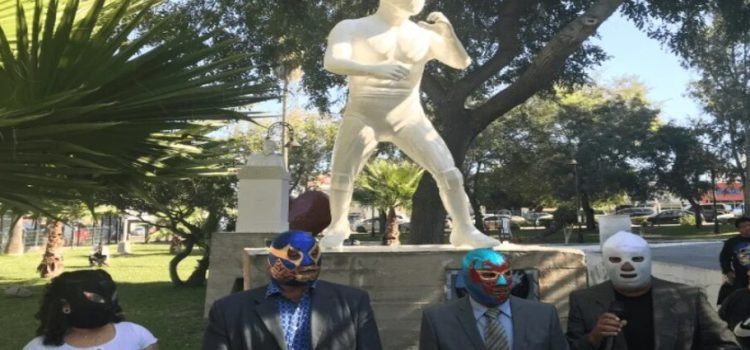 Develan estatua en homenaje a la Lucha Libre de Tijuana