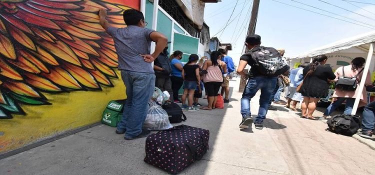 Migrantes abandonan albergues de Tijuana por fallas en la app CBP