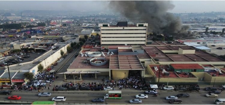 Se incendió una bodega de swap meet