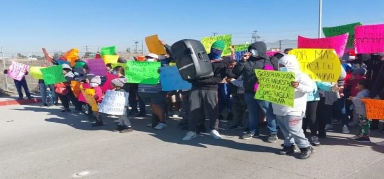 Más de 200 migrantes protestaron ante el Consulado de Estados Unidos en Tijuana