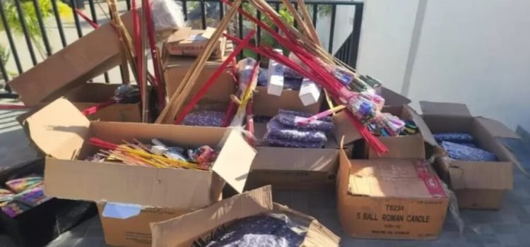 Aseguran media tonelada de pirotecnia en un comercio unidad móvil de Tijuana