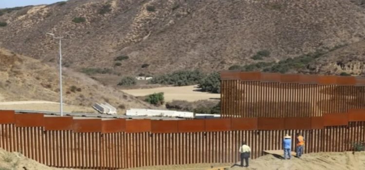 Tras caer del muro fronterizo migrante resultó lesionado